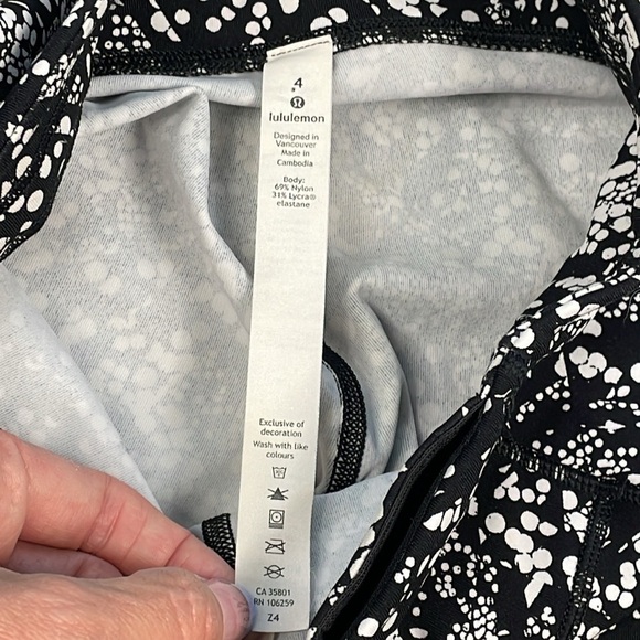 Lululemon Tight Stuff Tight Leggings Black Spotted Chirasu Full Length Sz 4 - Picture 11 of 12
